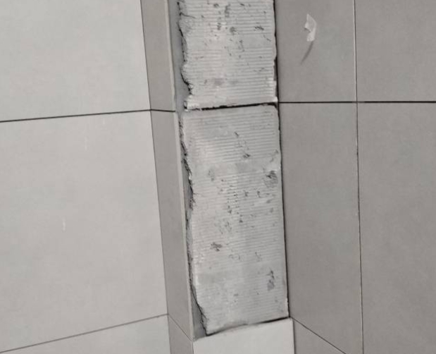 营口瓷砖空鼓维修公司分享下瓷砖施工前基层浇水润湿程度不足，可能导致以下问题
