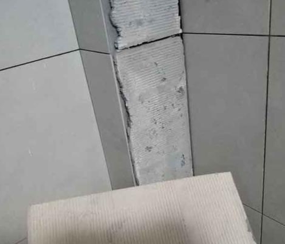 营口瓷砖空鼓维修公司分享下厨房瓷砖脱落的补救措施。